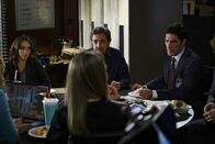 Criminal Minds – In Maryland wurden mehrere Social-Media-Persönlichkeiten tot aufgefunden. Hotch (Thomas Gibson, r.), Rossi (Joe Mantegna, 2.v.r.), JJ (AJ Cook, 2.v.l.) und Kate (Jennifer Love Hewitt, l.) beginnen mit den Ermittlungen, um den Täter schnellstmöglich zu fassen ...
