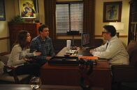 How I Met Your Mother – Dr. Mitchell Friedman (Paul Schackman, r.) hat eine überraschende Nachricht für Marshall (Jason Segel, M.) und Lily (Alyson Hannigan, l.) ...