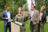 Die Rosenheim-Cops – Die Rosenheimer Ermittler Hansen (Igor Jeftic, l.), Hartl (Michael A. Grimm, 2.v.r.) und Mohr (Max Müller, r.) recherchieren bei Sandra Holzinger (Stefanie von Poser, 2.v.l.).