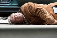 Rentnercops – Günter (Wolfgang Winkler) hat einen Schlag auf den Kopf bekommen und liegt bewußtlos auf der Straße.
