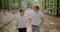 303 – Jule (Mala Emde) und Jan (Anton Spieker) im Wald.