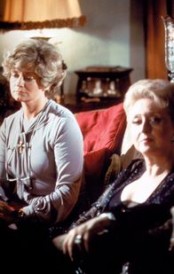 Columbo – (v.li.) Celeste Holm (Phyllis), Joyce Van Patten (Ruth).
