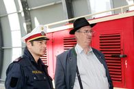 Oben ohne – (v.li.) Andreas Steppan (Gustl Horrowitz), Gerhard Zemann (Zirmgiebel).