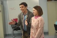 The Middle – Brad (Brock Ciarlelli, l.) versucht zu retten, was zu retten ist, als Sue (Eden Sher, r.) trotz Gesangsdefiziten mit ihrer Gruppe an einem Wettbewerb teilnehmen will ...