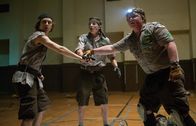 Scouts vs. Zombies - Handbuch zur Zombie-Apokalypse – Als die drei Freunde und begeisterten Pfadfinder Augie (Joey Morgan, r.), Carter (Logan Miller, l.) und Ben (Tye Sheridan, M.) beschließen, ein Wochenende im Wald zu verbringen, ahnen sie nicht, dass sie schon bald mitten in eine Zombie-Apokalypse geraten ...