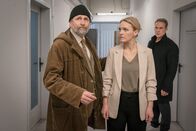 SOKO Leipzig – Jan (Marco Girnth, r.) will seiner angeklagten Ex-Frau Leni (Caroline Scholze, M.) helfen und wird dabei von ihrem Anwalt Dr. Egon Fleischbauer (Jörg Witte, l.) in seine Schranken gewiesen.