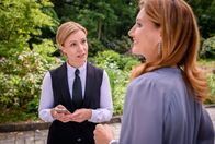 Sturm der Liebe – Katja (Isabell Stern, li., mit Daniela Kiefer, re.) ist enttäuscht, weil Markus Lieblingsstück ausfällt und ihre groß angekündigte Geburtstagsüberraschung damit auch.