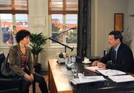 Rote Rosen – ARD ROTE ROSEN FOLGE 1550 Uhr im ERSTEN. Gunter (Hermann Toelcke, r.) ist tief getroffen, als Merle (Anja Franke, l.) ihm nahelegt, möglichst schnell Lüneburg zu verlassen.