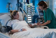 In aller Freundschaft – ARD/MDR IN ALLER FREUNDSCHAFT 1097 , "Bang ums Herz" Uhr im ERSTEN. Ab 03.06.2025, 21:00 Uhr in der ARD-Mediathek. Prof. Dr. Maria Weber (Annett Renneberg, re.) versucht Sarah Marquardt (Alexa Maria Surholt, li.) klarzumachen, wie lebensnotwendig es für sie ist, dass sie in die Operation endlich einwilligt.