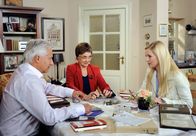 Rote Rosen – ARD ROTE ROSEN FOLGE 1283 Uhr im ERSTEN. Thomas (Gerry Hungbauer, l.) ist noch unentschlossen, wie es beruflich weitergehen soll, doch Jule (Kim-Sarah Brandts, r.) hat schon eine Idee, was Johanna (Brigitte Antonius, M.) mit ihrer freien Zeit anfangen könnte.
