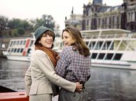 Lotti auf der Flucht – Lotti Portuné (Heidelinde Weis, li.) und Charlotte Portuné (Elisabeth Lanz).