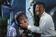 Topkapi – "Halt ja den Mund": Arthur (Sir Peter Ustinov, r.) bringt Gerven (Akim Tamiroff) das Flüstern bei.