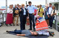 WaPo Bodensee – Armin Geiger (Daniel Stockhorst, im VG) hat den Sturz vom Ausflugsschiff in den Bodensee nicht überlebt. Nele Fehrenbach (Floriane Daniel, im VG l.) und Jakob Frings (Max König, im VG M.) bezweifeln, dass eine natürliche Todesursache vorliegt.