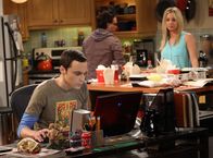 The Big Bang Theory – Während Sheldon (Jim Parsons, l.) in eine Krise gerät, versucht Leonard (Johnny Galecki, M.) alles, um Penny seine Begeisterung für "Buffy die Vampirjägerin" (Kaley Cuoco, r.) nahezubringen ...