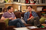 Two and a Half Men – Als Walden (Ashton Kutcher, r.) auf einer Single-Veranstaltung auf seine Ex-Frau Bridget trifft, überlegt er, ob er wieder mit ihr zusammenkommen sollte. Alan (Jon Cryer, l.) fürchtet jedoch, dass das nicht gut für ihn wäre ...
