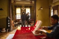 Elementary – Als sich Bell (Jon Michael Hill, r.) auf sein Polizeioffiziersexamen vorbereiten muss, stehen ihm Watson und Holmes (Jonny Lee Miller, l.) unterstützend zur Seite ...