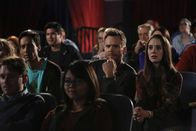 Community – Sie schauen Chang in der Schulvorführung von "Karate Kid" an, die mit so einigen Überraschungen aufwarten kann: Abed (Danny Pudi, M. l.), Jeff (Joel McHale, M. M.) und Annie (Alison Brie, M. r.) ...
