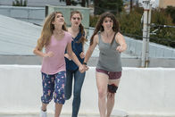 Geo Disaster – Cassie (Isabella Bazler), Kaley (Maggie Rose Hudson) und Johanna (Natalie Pelletier) versuchen sich in Sicherheit zu bringen.