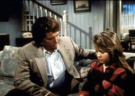 Ein Engel auf Erden – Jonathan (Michael Landon, l.) spendet Lisa (Christine Healy, r.), der Schwester der todkranken Lee, Trost.