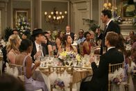 How I Met Your Mother – Die Hochzeitsparty ist im vollen Gange und alle amüsieren sich prächtig: Ted (Josh Radnor, 3.v.r.), Marshall (Jason Segel, 3.v.l.), Barney (Neil Patrick Harris, 2.v.r.), Lily (Alyson Hannigan, M.) und Robin (Cobie Smulders, r.) ...