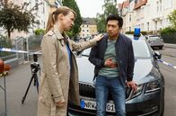 Rentnercops – Leichenfund im Fahrradschuppen - Hui Ko (Aaron Le, r.) ist schlecht, Vicky Adam (Katja Danowski, l.) hat Verständnis.