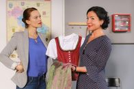 Die Rosenheim-Cops – Zufällig erkundigt sich Pathologin Sandra Mai (Sina Wilke, l.) bei Sekretärin Stockl (Marisa Burger, r.) nach dem Volksfest in Ferching.