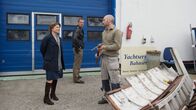 SOKO Wismar – Die Polizisten Katrin Börensen (Claudia Schmutzler, l.) und Lars Pöhlmann (Dominic Boeer, M.) haben ermittelt, dass es kurz vor Ulfs Tod das klärende Gespräch mit Kevin und seinem Vater gegeben hat. Die Bahnsens haben ihn also als Letzte gesehen. Oder haben sie sogar etwas mit seinem Tod zu tun? Vater Hajo Bahnsen (Thomas Wüpper, r.) zumindest verhält sich höchst unkooperativ.