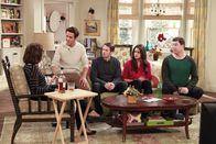 The McCarthys – (v.l.n.r.) Marjorie McCarthy (Laurie Metcalf); Gerard McCarthy (Joey McIntyre); Ronny McCarthy (Tyler Ritter); Jackie McCarthy (Kelen Coleman); Sean McCarthy (Jimmy Dunn)