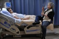 Two and a Half Men – Nachdem Alan (Jon Cryer, l.) einen kleinen Herzinfarkt erleidet, erscheint ihm Charlie (Kathy Bates, r.) als Geist an seinem Krankenbett ...