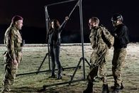 Eat Local – (v.l.n.r.) Colonel Bingham (Robert Portal); Vanessa (Eve Myles); Larousse (Mackenzie Crook)