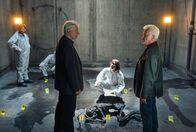 Tatort – Von links: Kriminalhauptkommissar Franz Leitmayr (Udo Wachtveitl), Rechtsmedizinerin Dr. Roswitha Schwarz-Fischer (Eva Karl-Faltermeier) und Kriminalhauptkommissar Ivo Batic (Miroslav Nemec) am Tatort mit der verkohlten Leiche im Lüftungsschacht unter dem St. Quirin Platz.