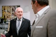 Sturm der Liebe – Alfons (Sepp Schauer, l.) gelingt es nicht, Christoph (Dieter Bach, r.) wegen Theos Kündigung umzustimmen.