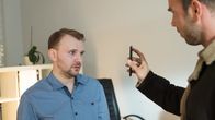 SOKO Wismar – Im Internet kursiert ein Video, das zeigt wie Leonie Böger einen Heiratsantrag von Steffen Dreyer (Martin Kiefer) in aller Öffentlichkeit ablehnt. Damit hat sie ihn zutiefst gedemütigt. Und auch im Netz wird er nun mit Hohn und Spott übergossen. Hat er sich etwa dafür jetzt an Leonie gerächt? (rechts: Dominic Boeer).