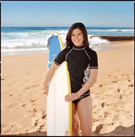 Blue Water High – Bec (Kate Bell) fühlt sich am Strand von "Blue Water" wie zuhause.
