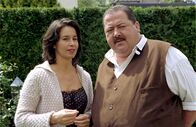 Die Rosenheim-Cops – Zunächst wollte Ingrid Taubenthaler (Katharina Müller-Elmau) ihren alten Schulfreund Korbinian Hofer (Joseph Hannesschläger) diskret bei einer dummen Geschichte mit einem Kaufhausdetektiv um einen Gefallen bitten, aber nun ist der ermordet worden und die Diskretion ist hin.
