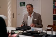 Sturm der Liebe – Christoph (Dieter Bach) ist erleichtert, dass Sophia Geschäft und Privatleben gut trennen kann.