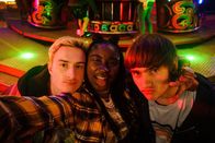 neoriginal: Tell me everything – Obwohl sie so unterschiedlich sind, sind Jonny (Eden H. Davies, l.), Neve (Lauryn Ajufo, M.) und Louis (Spike E. Fearn, r.) beste Freunde.