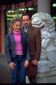 Monk – (1. Staffel) - Auf seine persönliche Assistentin Sharona Fleming (Bitty Schram, l.) kann sich Monk (Tony Shalhoub, r.) immer verlassen.