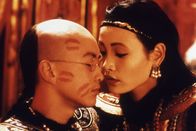 Der letzte Kaiser – Als junger Mann darf sich Pu Yi (John Lone, l.) eine Frau aussuchen. Seine Wahl fällt auf Wan Jung (Joan Chen).
