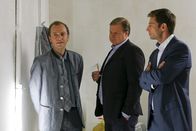 Die Rosenheim-Cops – Ihre Ermittlungen führen die Kommissare Hansen (Igor Jeftic, r.) und Hartl (Michael A. Grimm, M.) zu Benedikt Langer (Philipp Brammer, l.), der das Opfer mit brisanten Informationen versorgt hatte.