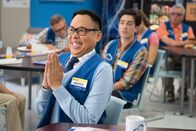 Superstore – Der Streber Mateo (Nico Santos) freut sich: Cloud 9 bekommt für ein Portrait über die Filiale Besuch einer Reporterin des konzerneigenen Magazins.