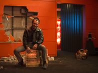 Dom Hemingway – Zwölf Jahre im Knast haben ihn sichtlich gezeichnet, doch als er endlich aus dem Gefängnis entlassen wird, hat Safe-Knacker Dom (Jude Law) nur einen Plan: Den Gangsterboss Mr. Fontaine, für den er damals hinter Gittern gewandert ist, wortwörtlich zahlen zu lassen ...
