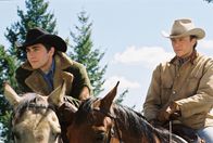 Brokeback Mountain – Wyoming 1963: Der Rancher Ennis del Mar (Heath Ledger, r.) und der Rodeoreiter Jack Twist (Jake Gyllenhaal, l.) werden angeheuert, den Sommer über eine Herde Schafe auf dem "Brokeback Mountain" zu hüten. In der harten und rauen Einsamkeit der Berge entwickelt sich zwischen den beiden bald mehr als bloße Kameradschaft ...