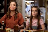 Young Sheldon – Mary Cooper (Zoe Perry, l.); Missy Cooper (Raegan Revord, r.)