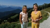 Kreuzer trifft ... (BR) – Von links: Martina Ertl und Marianne Kreuzer an der Quenger Alm am Brauneck / Lenggries.; Von links: Martina Ertl und Marianne Kreuzer an der Bergstation der Brauneckbahn in Lenggries.