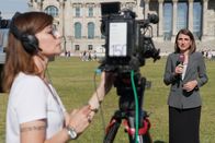 Reporter – Reporter Ode an Berlin Kamerafrau Vivian Wang und Korrespondentin Bettina Ramseier bei der Arbeit 2022