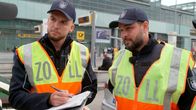 100% Berlin. – Julian und Hakan vernehmen Taxifahrer.