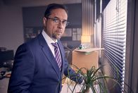 Tatort – Prof. Karl-Friedrich Boerne (Jan Josef Liefers) ist ein Mastermind: Nicht nur hat er dem Bestseller-autor Stan Gold nach einem gefährlichen Bienenstich das Leben gerettet.