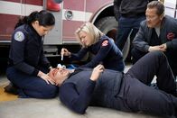 Chicago Fire – Chicago Fire Staffel 8 Folge 19 Wird verarztet: Miranda Rae Mayo als Stella Kidd, Kara Killmer als Sylvie Brett, Joe Minoso als Joe Cruz (liegend), Christian Stolte als Mouch Copyright: SRF/2019 NBC Universal