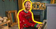 SingAlarm – Beim Schmücken des Weihnachtsbaums läuft mal wieder alles schief. Wie Heiligabend doch noch gerettet werden kann, erzählt uns Enno Bunger in seinem Song "O je, Tannenbaum!".